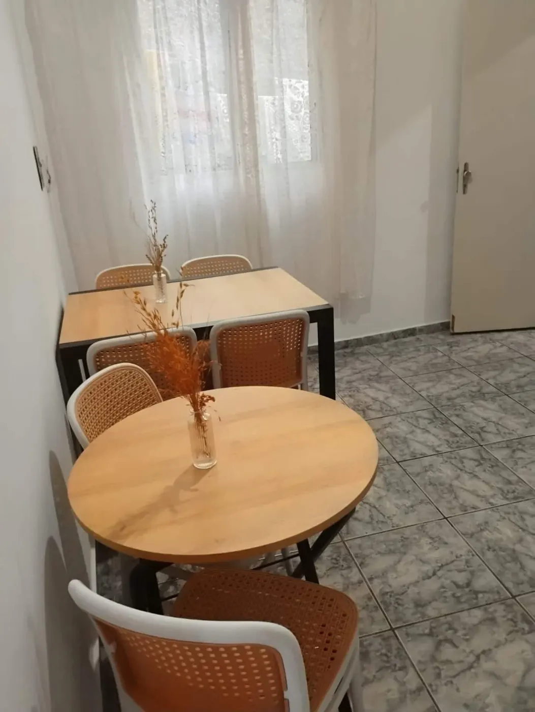 Área de jantar compartilhada, com mesa redonda e cadeiras