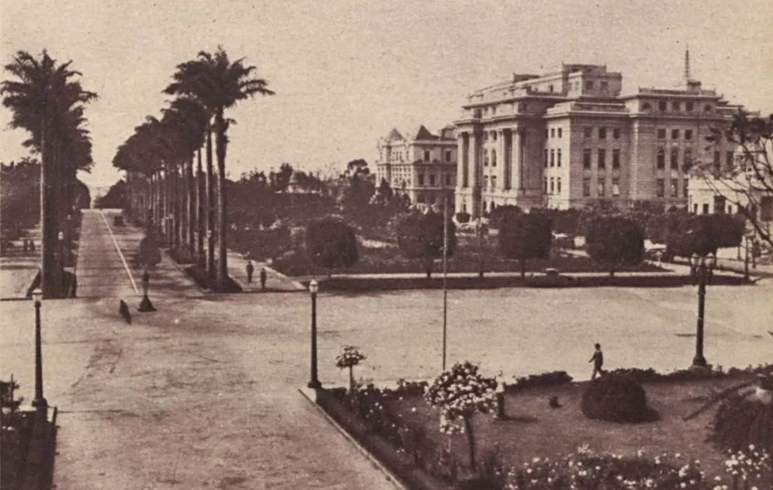 Fotografia antiga da Praça da Liberdade, em 1935, com palmeiras imperiais