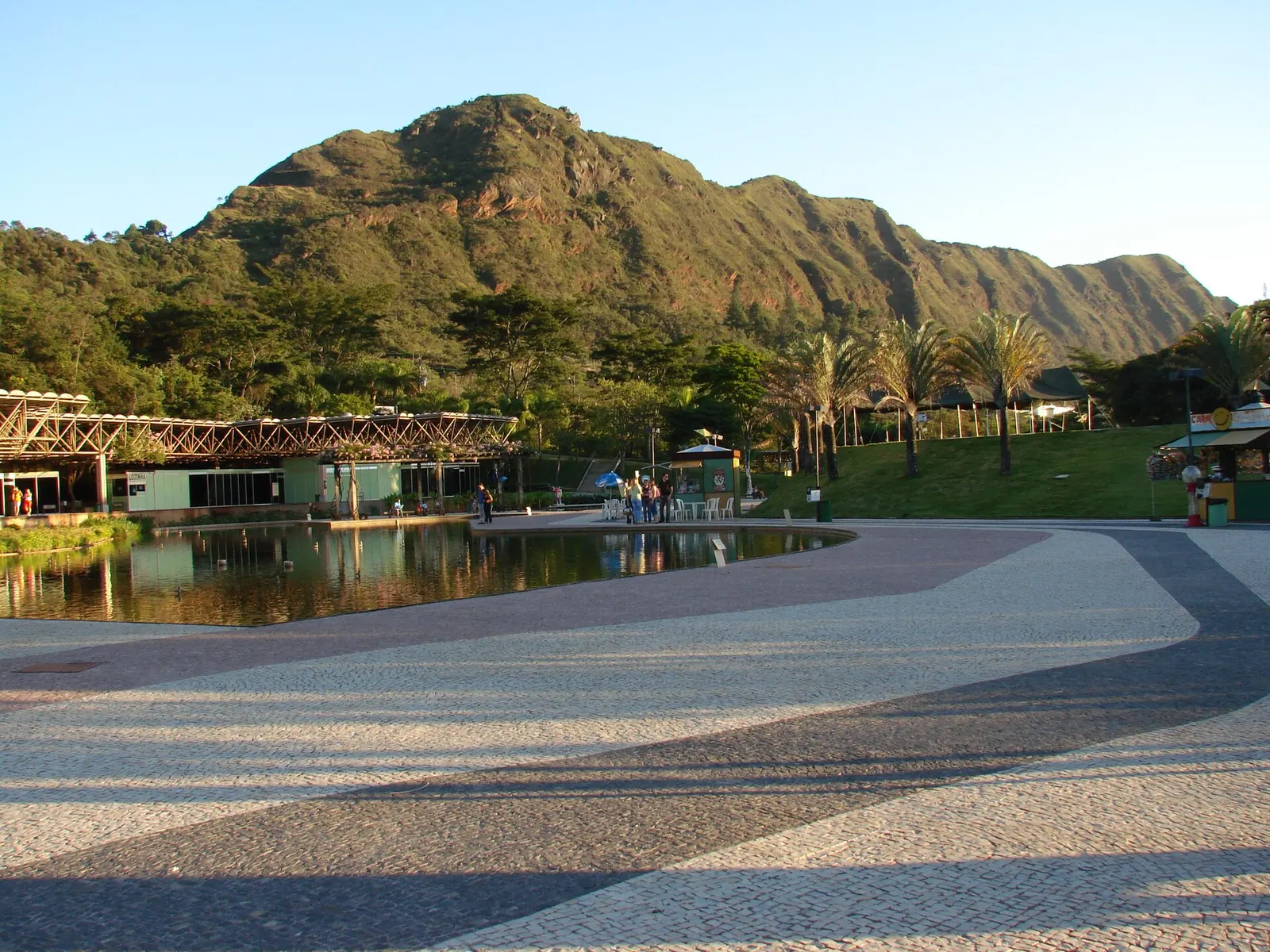 Serra do Curral vista do Parque das Mangabeiras, com a lagoa em primeiro plano